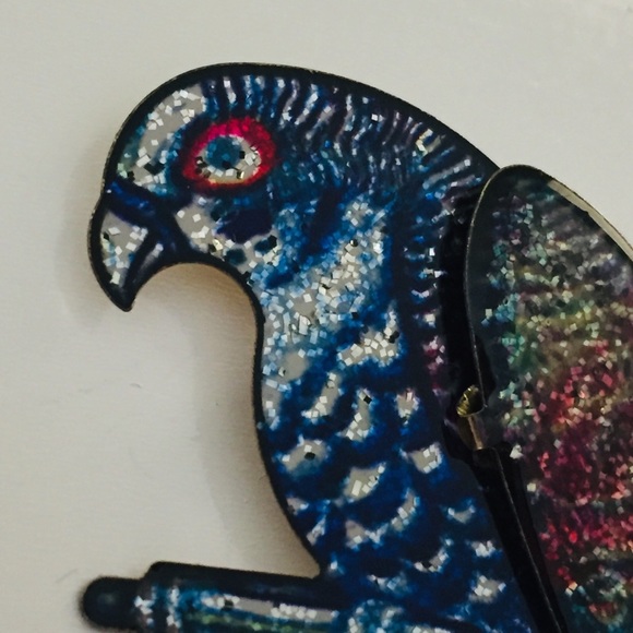 Vintage Parrot Brass Frame Pin Glitter Resin Feather Bird paradise Lapel Brooch - Picture 6 of 7